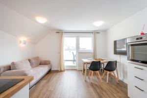- un salon avec un canapé et une table dans l'établissement Alpen Apartment + Sauna und Netflix, à Piesendorf