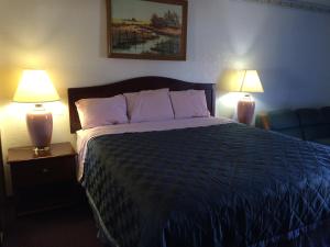 Postel nebo postele na pokoji v ubytování Crystal Palace Inn Brownfield