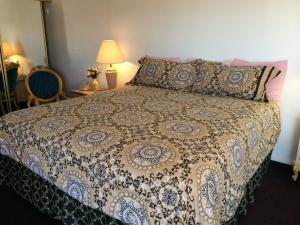 Postel nebo postele na pokoji v ubytování Crystal Palace Inn Brownfield