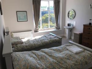ソルカムにあるBeachside 2-Bed - Sleeps 4 Parking & Pet Friendlyの窓のある寝室にベッドが2つある