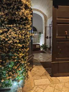 un ingresso a una casa con un muro di fiori di Relais Palazzo Vaglio a Nardò