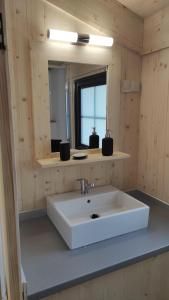 Ένα μπάνιο στο Lacustra Cabanes accessibles en canoé et Chalets tout confort