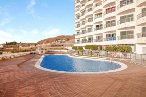 uma piscina em frente a um edifício em Apartamento Sarai em Icod de los Vinos