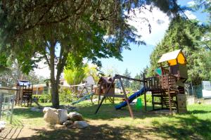 משחקיית ילדים ב-La Valle Dei Caprioli Village Bungalow Park - Freelandia Azienda Agricola