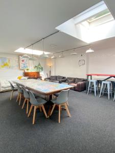 une salle de conférence avec une grande table et des chaises dans l'établissement Prime Backpackers Angel, à Londres