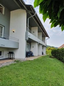 - une vue extérieure sur une maison avec une pelouse dans l'établissement Schöne Aussicht, à Seelbach