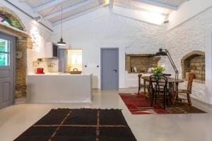 The Storage House في Danilia: مطبخ وغرفة طعام مع طاولة في الغرفة