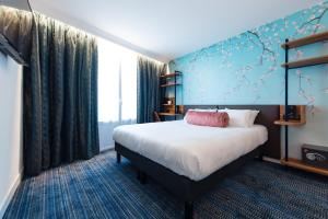 Postel nebo postele na pokoji v ubytování Hotel Bleu de Grenelle - Tour Eiffel