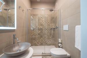 W łazience znajduje się prysznic, umywalka i toaleta. w obiekcie Bramble Luxury Suites w Rzymie +37 zdjęć