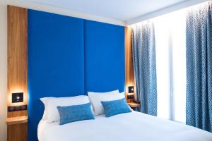 Postel nebo postele na pokoji v ubytování Hotel Bleu de Grenelle - Tour Eiffel