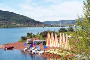 um monte de veleiros sentados na margem de um lago em studio em Saint-André-de-Sangonis