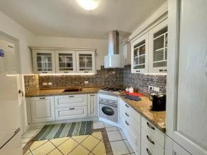 Cucina o angolo cottura di LUXURY APARTMENT TAORMINA WITH POOL AND PARKING