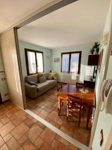 ein Wohnzimmer mit einem Tisch und einem Sofa in der Unterkunft CA' DEI GELSI B & B in Coriano