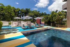 Bazén v ubytování Silathip Huahin Serviced Apartment & Hotel nebo v jeho okolí