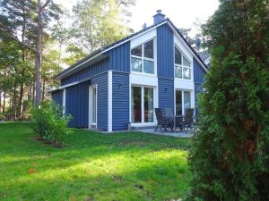 une maison bleue et blanche avec une cour dans l'établissement Strandhaus Traumland mit Terrasse, à Baabe