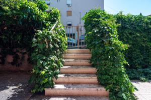 a set of stairs covered in green leaves at Apartment Goge in Split