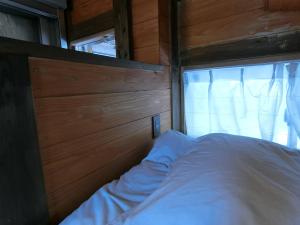 an empty bed in a room with a window at Shirahama Meiji Villa in Shirahama