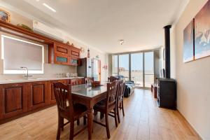 cocina con mesa y sillas en una habitación en Modern Seaside 2 BR APT w Spectacular Views en St Paul's Bay