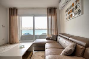 Posezení v ubytování Malta's Beachfront Apartment in Mellieha