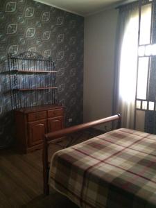 um quarto com uma cama, uma cómoda e uma janela em Chebak RANCH em Tamchy