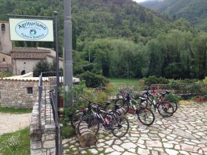 un grupo de bicicletas estacionadas junto a una señal en Agriturismo Zafferano e Dintorni, en SantʼAnatolia di Narco