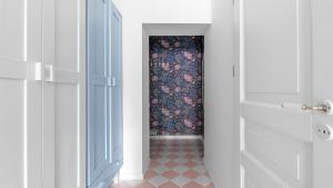 a hallway with an open door and a tile floor at Maya's Flats & Resorts 37 - Piwna in Gdańsk