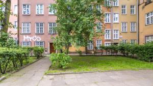 an apartment building with a park in front of it at Maya's Flats & Resorts 37 - Piwna in Gdańsk