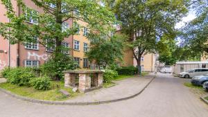 an empty street in front of a building at Maya's Flats & Resorts 37 - Piwna in Gdańsk