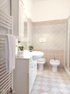 bagno con lavandino bianco e servizi igienici di Appartamento Funtanedda - Affitti Brevi Italia a Triei
