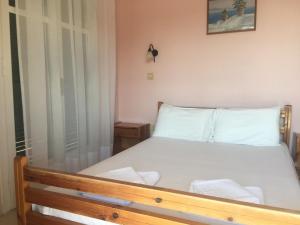 A bed or beds in a room at Nikolas Apartments Kalami bay