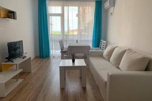 TV a/nebo společenská místnost v ubytování Chateau Aheloy 2, apartment with sea view