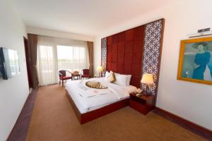 Giường trong phòng chung tại Century Riverside Hotel Hue