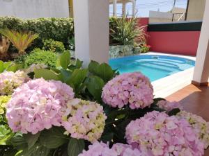 Bazén v ubytování Caparica Villa Bella by GT House nebo v jeho okolí