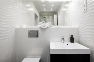 Ein Badezimmer in der Unterkunft Prime star Deak ter Modern Luxury Apartments Budapest
