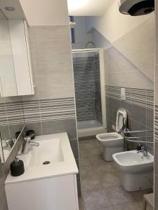 un bagno con lavandino e WC di la via lattea a La Spezia