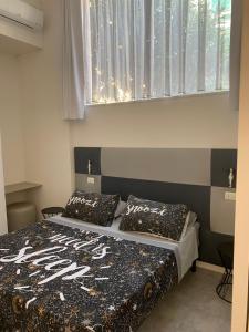 una camera da letto con un letto con due cuscini e una finestra di la via lattea a La Spezia