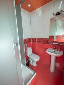 bagno con servizi igienici e lavandino di MaxxRoyal Hotel a Nizhny Novgorod