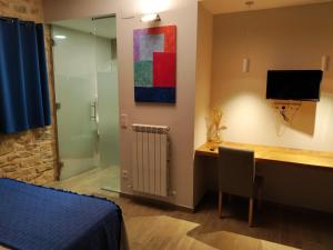 TV a/nebo společenská místnost v ubytování CASA SARTZALETA-Navarra-España