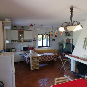 eine Küche mit einem Tisch und einem Esszimmer in der Unterkunft Villa Tirso in Sorso