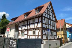 a half timbered building with a red roof at Charmante Apartments mit TV-WiFi in Kelkheim