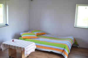 En eller flere senge i et værelse på Lauku namiņš - Country cottage