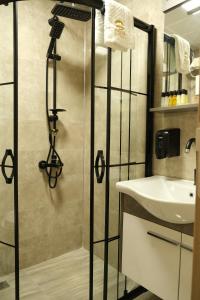 W łazience znajduje się prysznic i umywalka. w obiekcie Rhisos Otel w mieście Rize