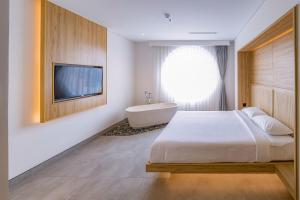Postel nebo postele na pokoji v ubytování MEANDER Saigon