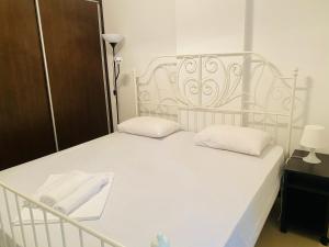 Tempat tidur dalam kamar di Ambro Olimp apartment
