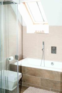 Hideaway Lodge في كينغروس: حمام مع حوض استحمام ونور