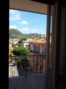 uma vista da cidade a partir de uma janela em VRENI LODGE em Finale Ligure