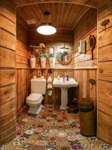 ein Bad mit einem WC und einem Waschbecken in der Unterkunft Grand Sova in Plyos