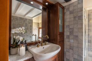 A bathroom at San Marco View Terrace Apartment R&R Még 18 kép
