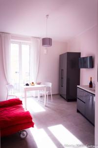 una cucina bianca con tavolo bianco e tavolo bianco di Residenza Florida a Noli Altre 21 foto