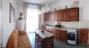 cocina con sofá y mesa en una habitación en VRENI LODGE, en Finale Ligure